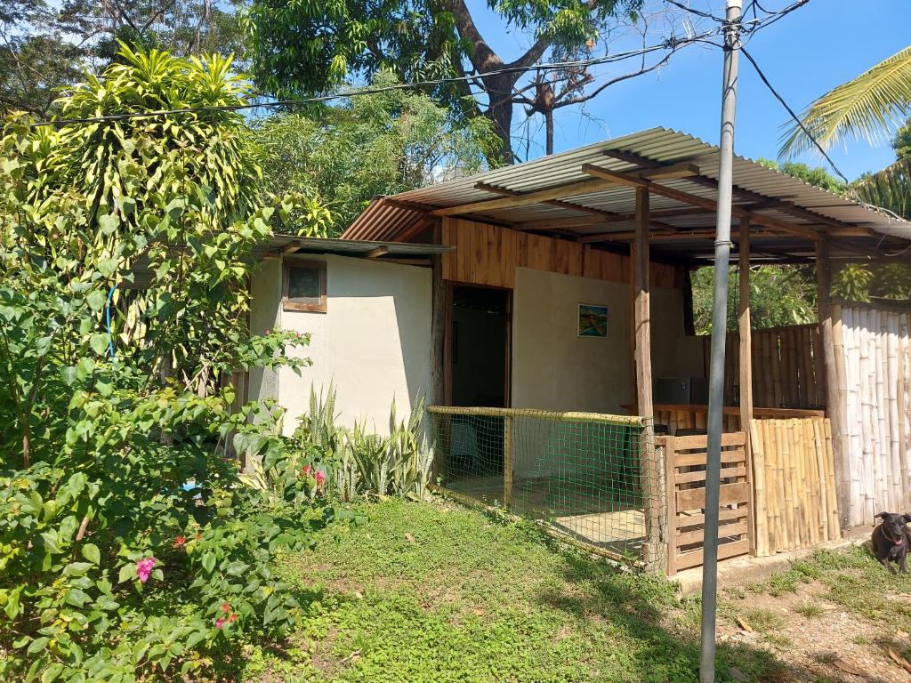 ein kleines Haus mit einem Tor davor in der Unterkunft Anez Cabin'S in Cabuya