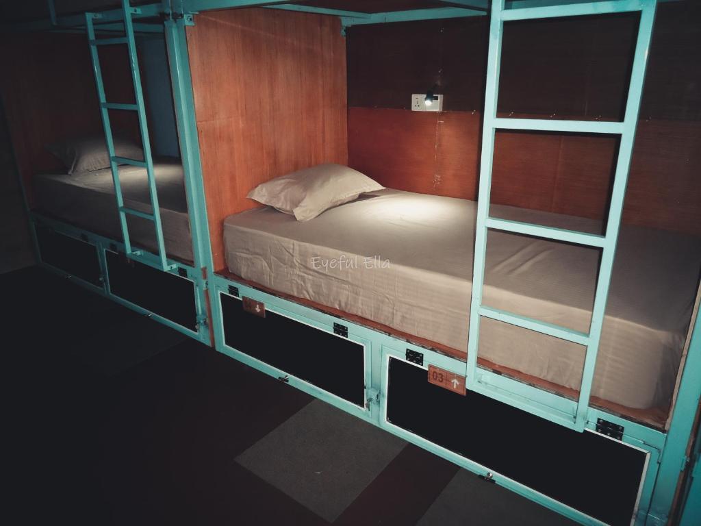 Postel nebo postele na pokoji v ubytování Eyeful Ella Hostel
