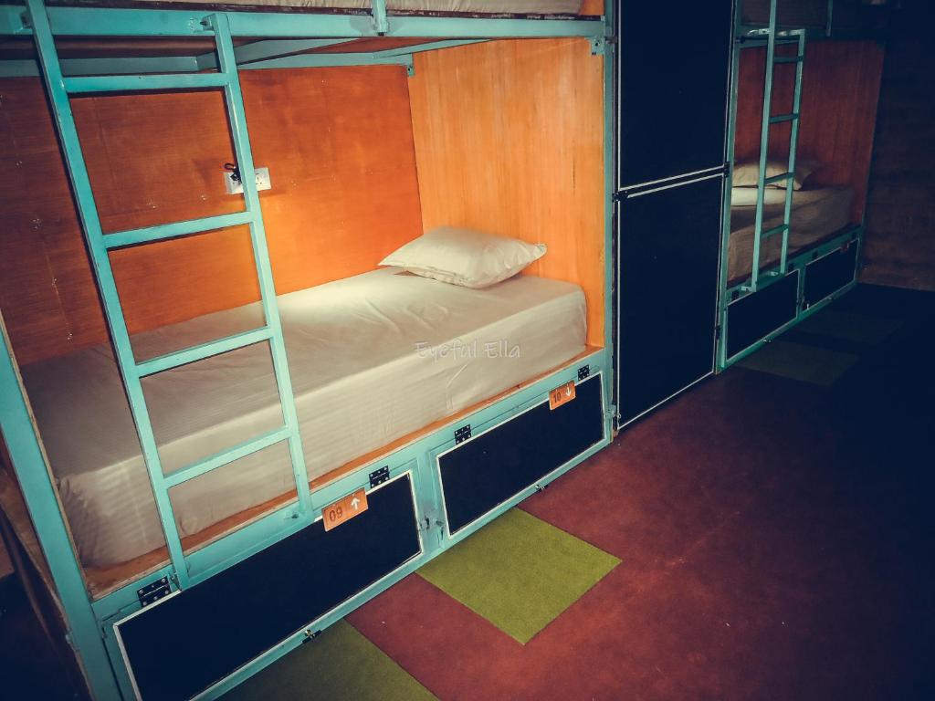 Palanda nebo palandy na pokoji v ubytování Eyeful Ella Hostel