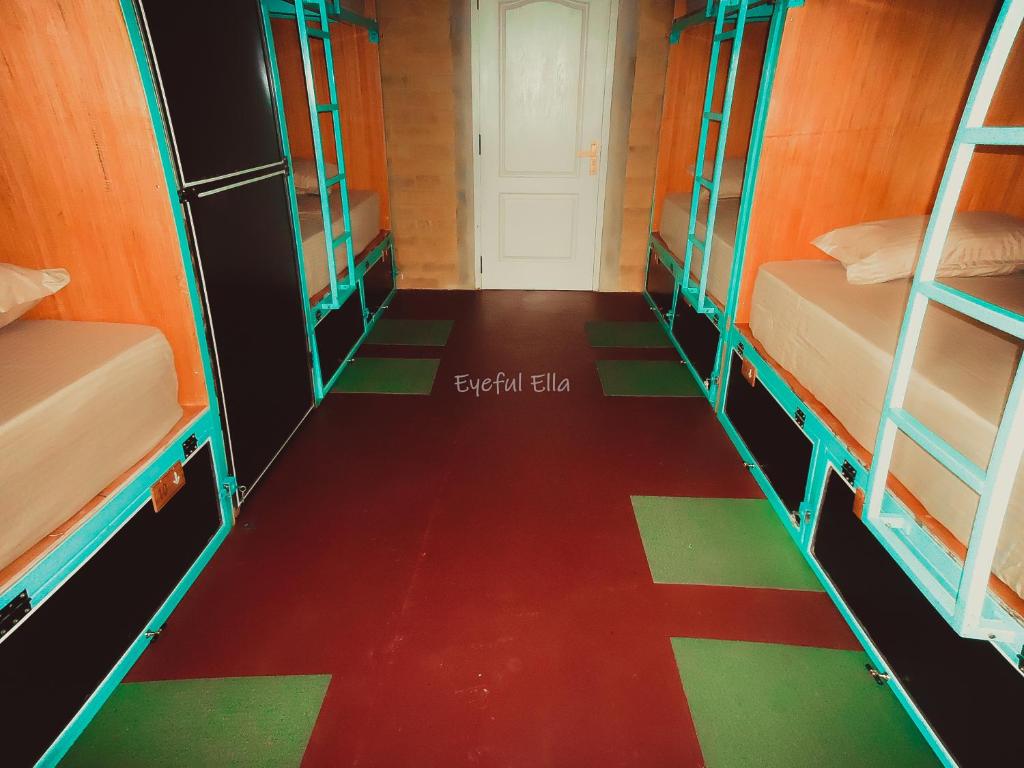 Palanda nebo palandy na pokoji v ubytování Eyeful Ella Hostel