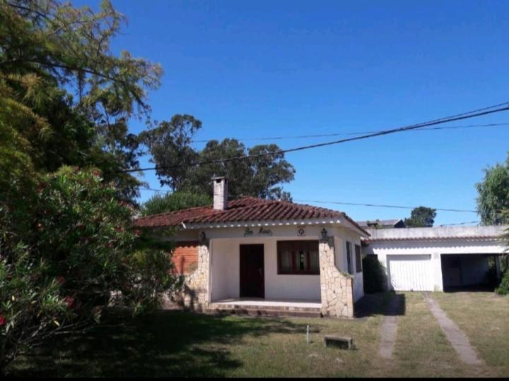 a small house in a yard with a yard at Chalet La Floresta in La Floresta