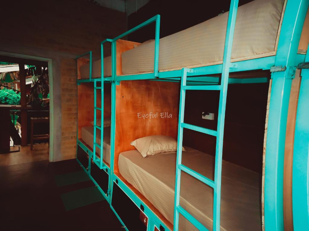 Palanda nebo palandy na pokoji v ubytování Eyeful Ella Hostel