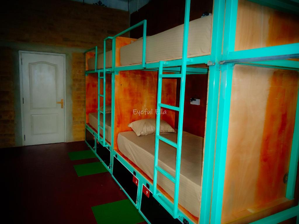 Palanda nebo palandy na pokoji v ubytování Eyeful Ella Hostel