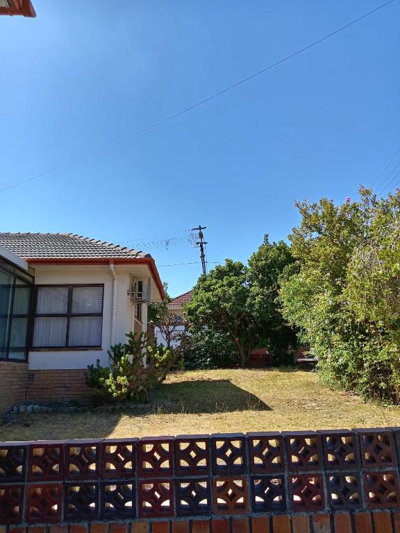 una cerca frente a una casa en Beyond New House, en Ciudad del Cabo