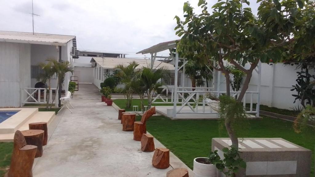 een binnenplaats van een huis met bomen en banken bij Casa para 15 personas - Playas, villamil in Playas