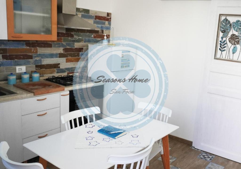 Kuchnia lub aneks kuchenny w obiekcie Seasons Home San Foca