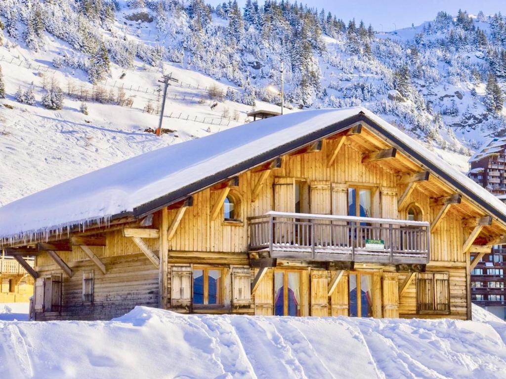 a log cabin with snow on the roof at Chalet Avoriaz, 8 pièces, 14 personnes - FR-1-314-101 in Avoriaz