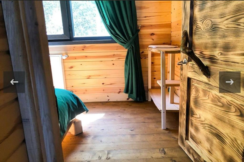 ein Zimmer in einem Blockhaus mit einem Fenster in der Unterkunft hostel viking in Rize
