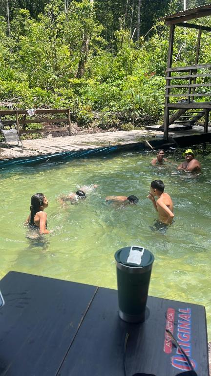 grupa ludzi pływających w basenie w obiekcie Camping rustico recanto do combatente w mieście Manaus
