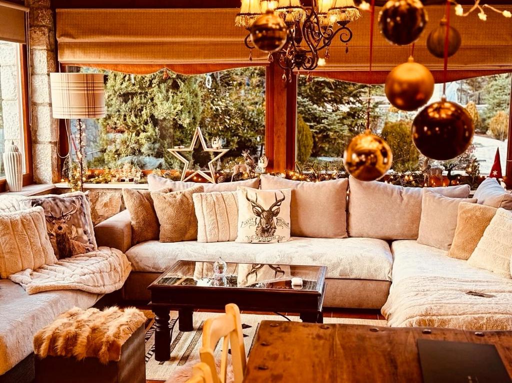 ein Wohnzimmer mit einem Sofa und einem Tisch in der Unterkunft Livadi cozy villa in Arachova