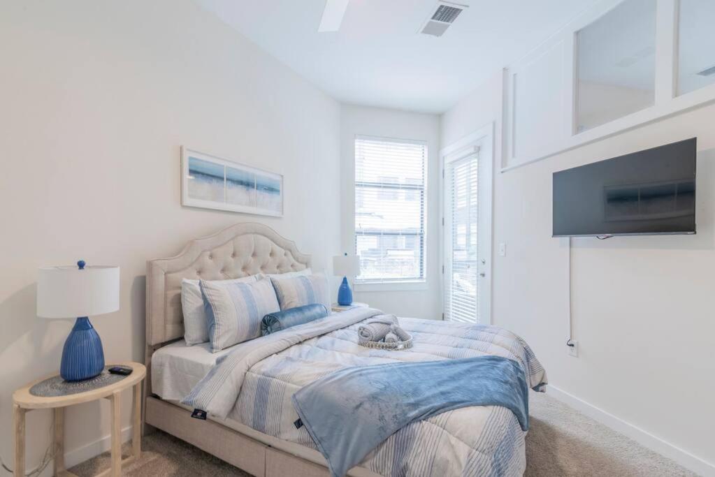 Un pat sau paturi într-o cameră la Cozy Apartment with WiFi