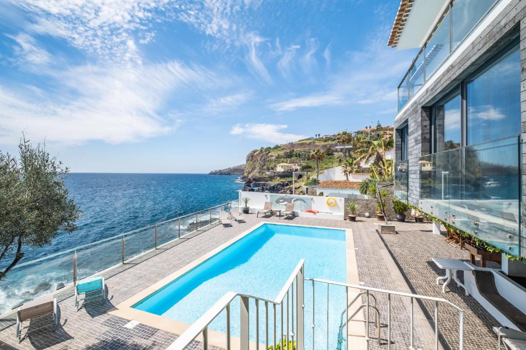 Cette maison avec piscine offre une vue sur l'océan. dans l'établissement Beach House, à Santa Cruz
