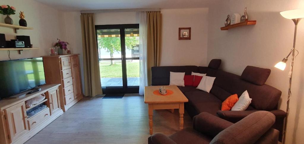 TV a/nebo společenská místnost v ubytování Lechbruck am See Feriendorf Hochbergle Haus 60