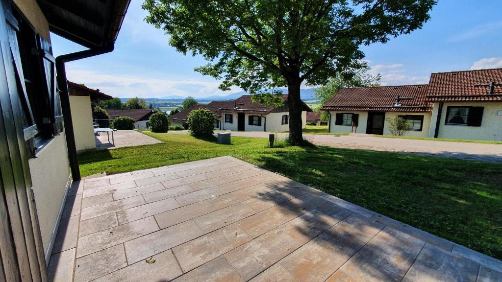 Aussicht von der Veranda eines Hauses in der Unterkunft Lechbruck am See Feriendorf Hochbergle Haus 85 in Lechbruck