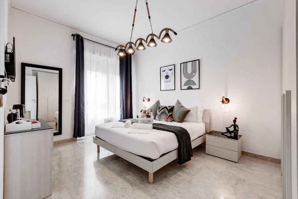 ローマにあるDIDAVI' Guest Houseの白いベッドルーム(大型ベッド1台、シンク付)