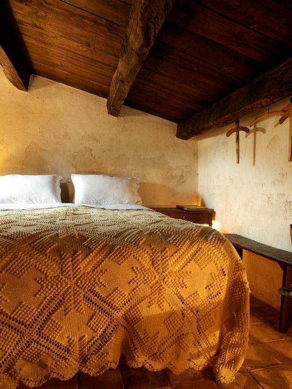 Postel nebo postele na pokoji v ubytování Sextantio Albergo Diffuso