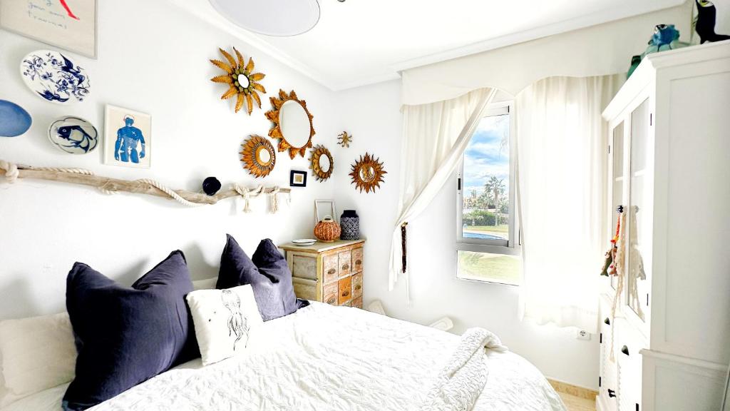 sypialnia z łóżkiem z niebieskimi poduszkami w obiekcie Caroline del Mar - Nudist Naturist w mieście Vera
