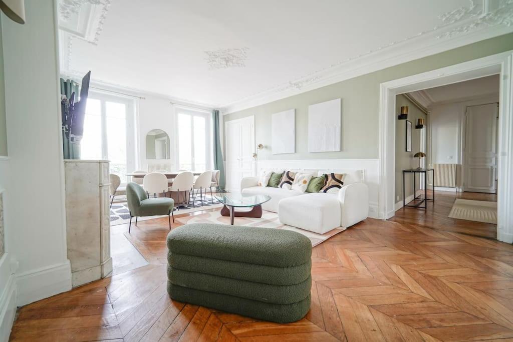 a living room with a white couch and a chair at Charmant Appartement proche Opéra Bastille - IV in Paris