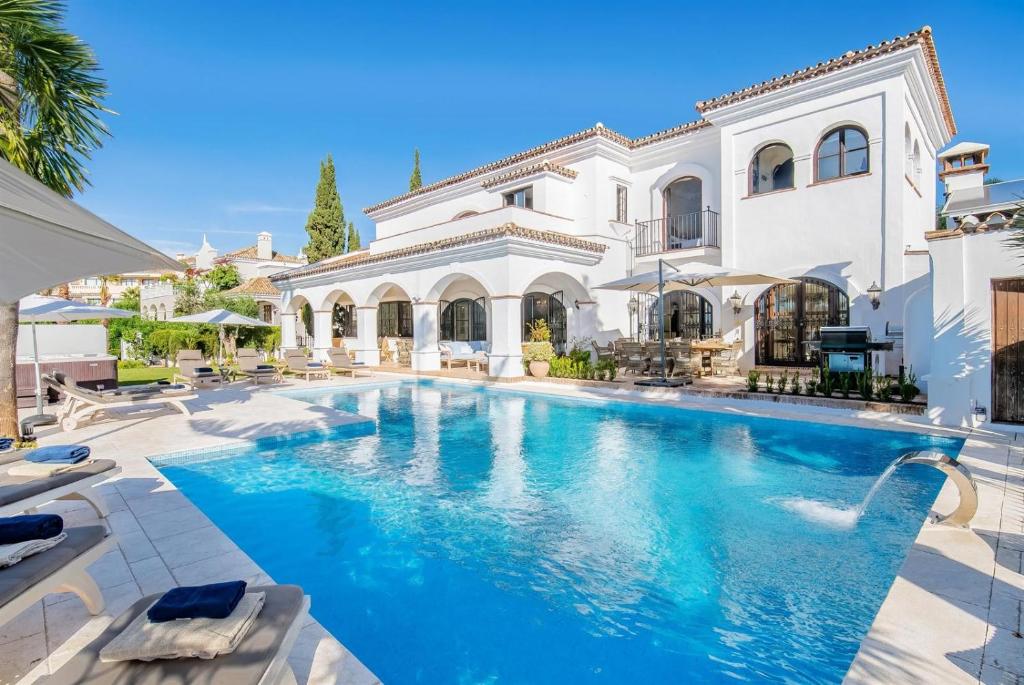 Superb Villa Near Golf Course With Heated Pool & Jacuzzi