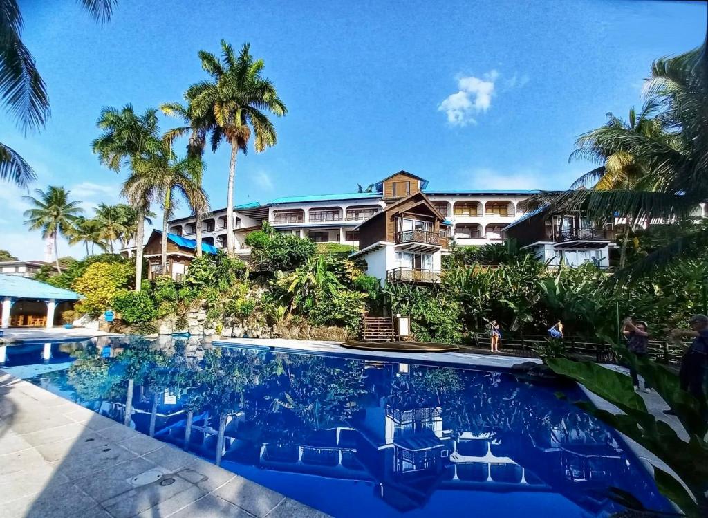 - Vistas al complejo desde la piscina en Villa Caribe, en Lívingston
