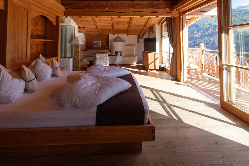 Posteľ alebo postele v izbe v ubytovaní Dorfhotel Beludei