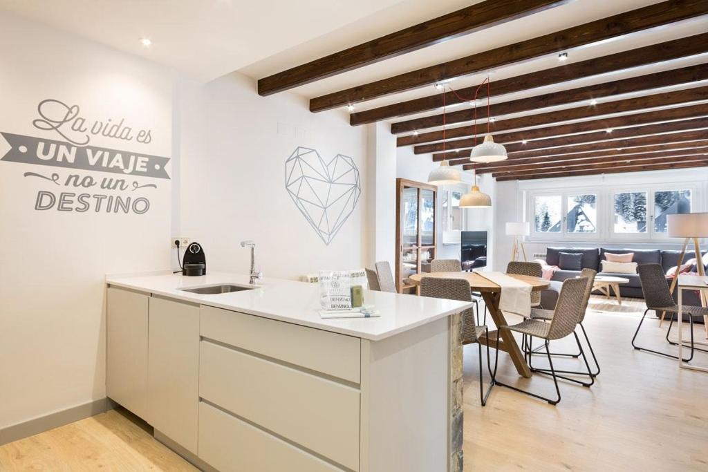 Reštaurácia alebo iné gastronomické zariadenie v ubytovaní Luderna - Apartamento con terraza Bonaigua B1 Joanchiquet