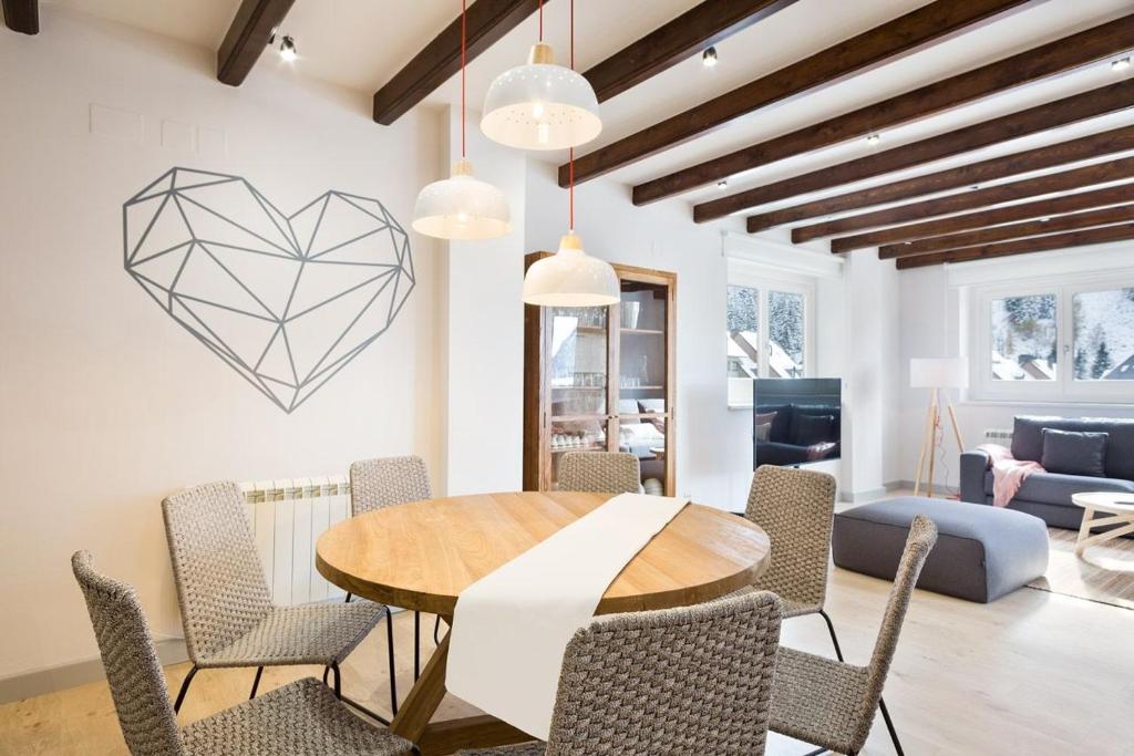 Posedenie v ubytovaní Luderna - Apartamento con terraza Bonaigua B1 Joanchiquet