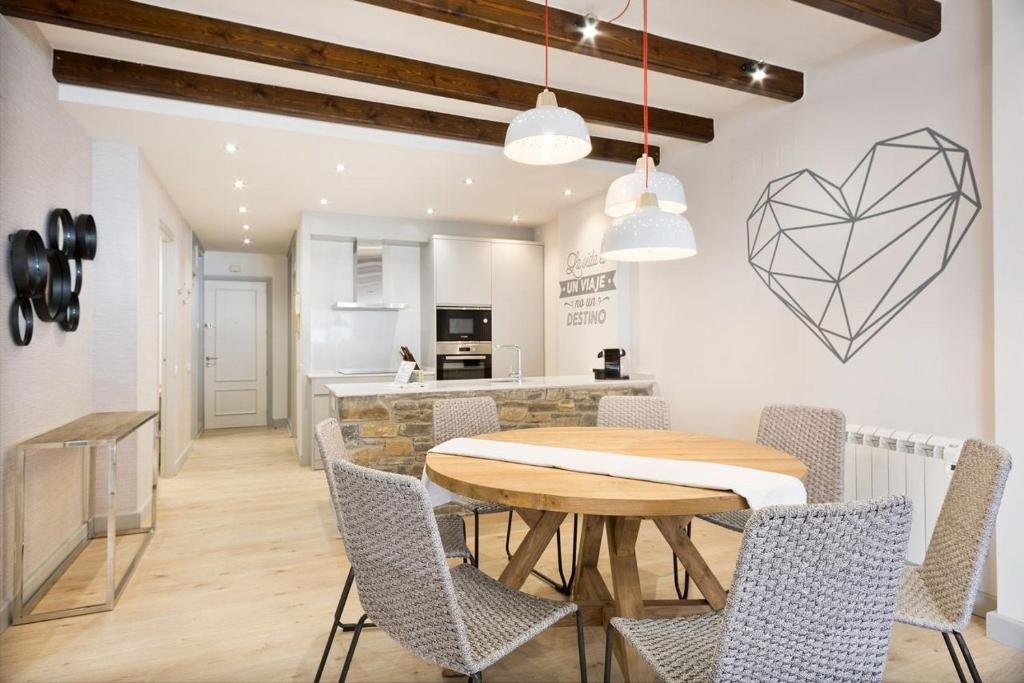 Kuchyňa alebo kuchynka v ubytovaní Luderna - Apartamento con terraza Bonaigua B1 Joanchiquet