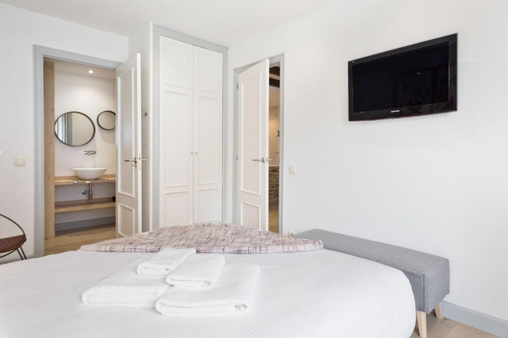 Televízia a/alebo spoločenská miestnosť v ubytovaní Luderna - Apartamento con terraza Bonaigua B1 Joanchiquet