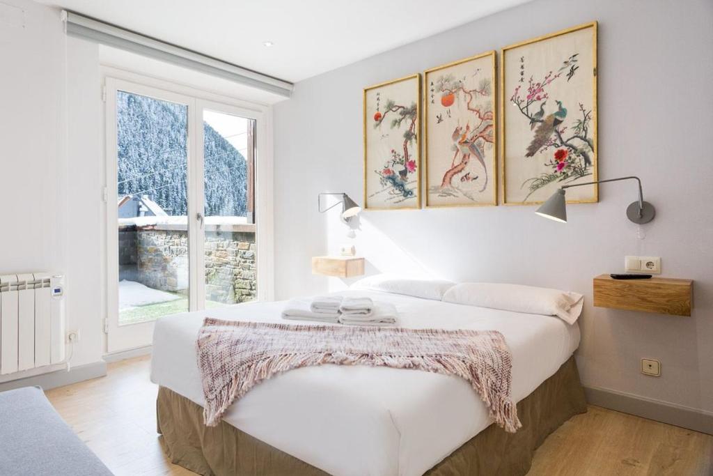 Posteľ alebo postele v izbe v ubytovaní Luderna - Apartamento con terraza Bonaigua B1 Joanchiquet