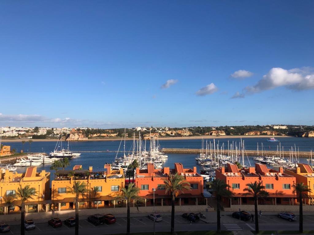 vistas a un puerto deportivo con barcos en el agua en Rocha Paradise, en Portimão
