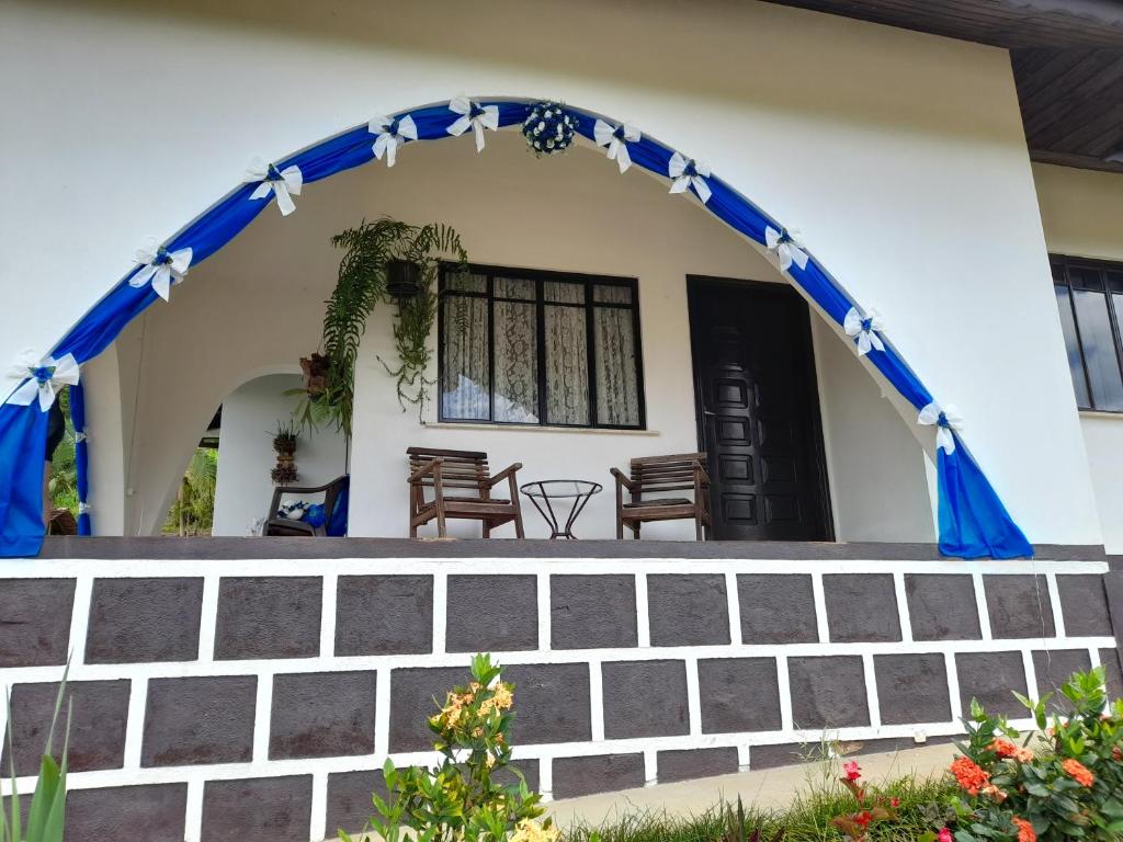 ポメロデにあるCasa Oma Loniの玄関の上にアーチのある家