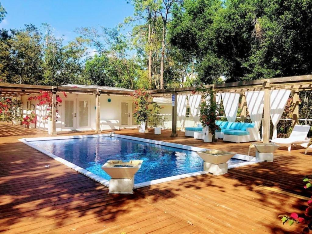 una piscina en medio de una casa en Orchid Estate #2 en Naples