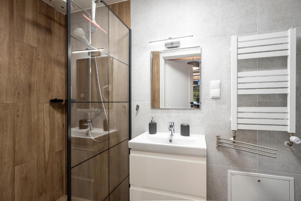 Kúpeľňa v ubytovaní DOMEK SUDECKI ZAKĄTEK - 2 APARTAMENTY 7- os Z GORĄCĄ BALIĄ ZEWNĘTRZNĄ