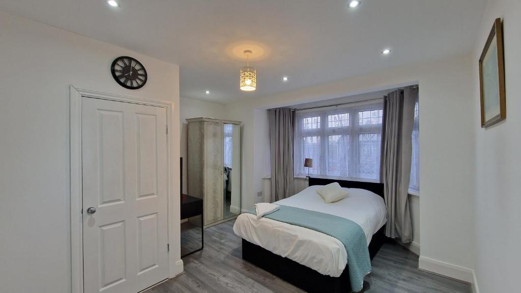 Rúm í herbergi á Elegant 2-Bedroom Double En-Suite Flat - London