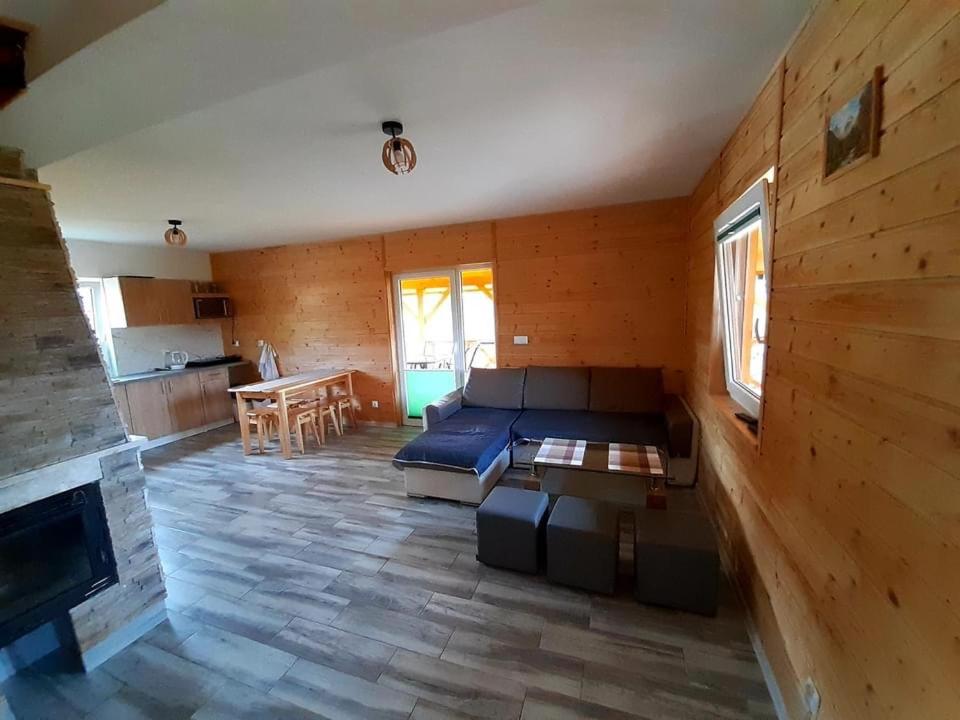 - un salon avec un canapé et une cheminée dans l'établissement Hiša na Planini, 