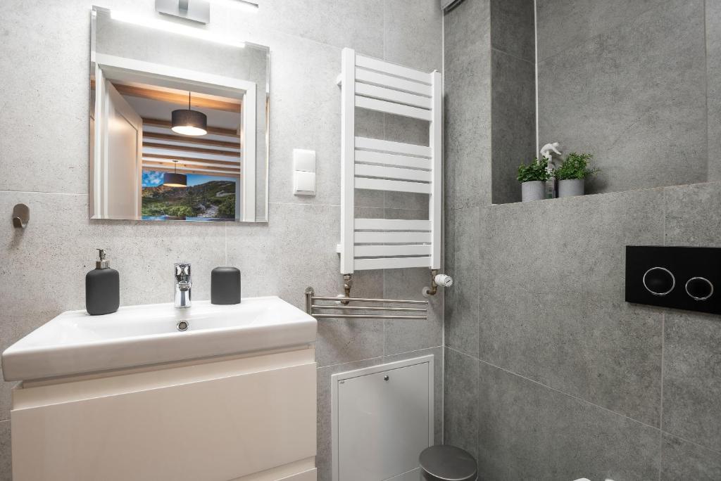 Kúpeľňa v ubytovaní DOMEK SUDECKI ZAKĄTEK - 2 APARTAMENTY 7- os Z GORĄCĄ BALIĄ ZEWNĘTRZNĄ