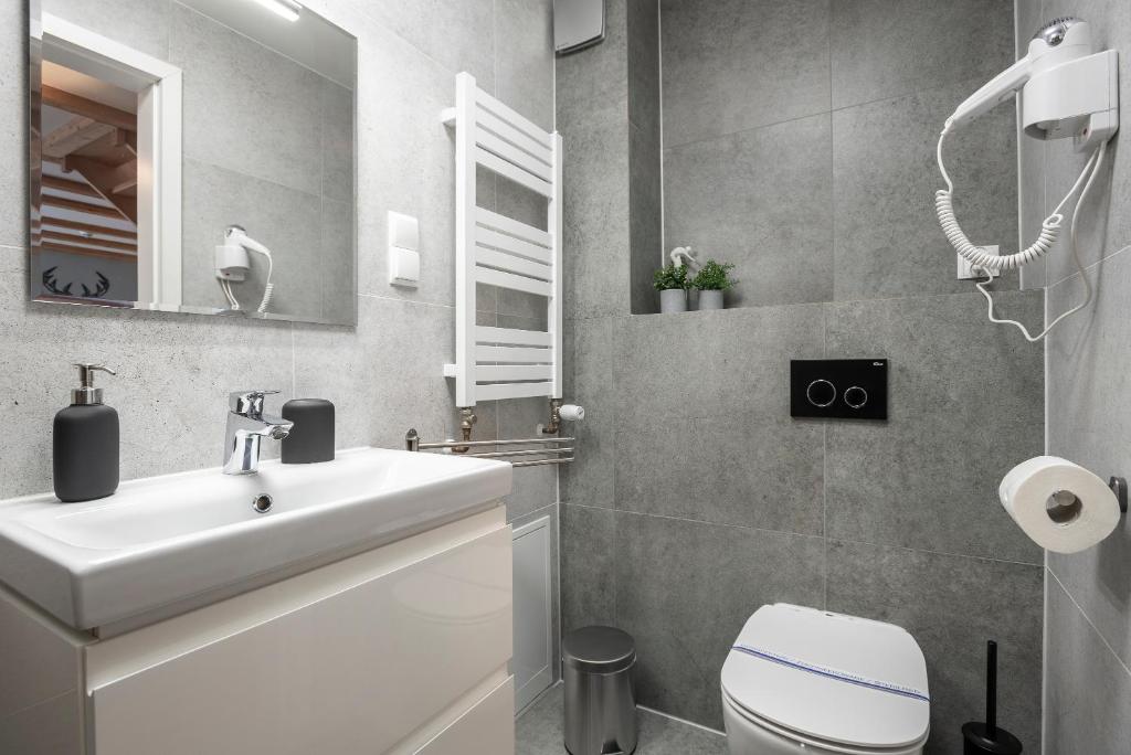 Kúpeľňa v ubytovaní DOMEK SUDECKI ZAKĄTEK - 2 APARTAMENTY 7- os Z GORĄCĄ BALIĄ ZEWNĘTRZNĄ