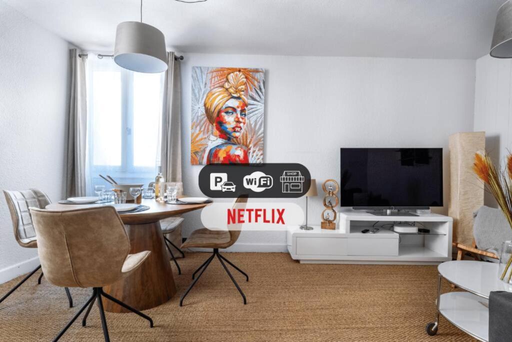 ein Wohnzimmer mit einem Tisch und einem TV in der Unterkunft CŒUR DU VENTOUX Carpentras Bel appart 6 places in Carpentras