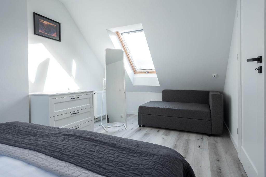Posteľ alebo postele v izbe v ubytovaní DOMEK SUDECKI ZAKĄTEK - 2 APARTAMENTY 7- os Z GORĄCĄ BALIĄ ZEWNĘTRZNĄ