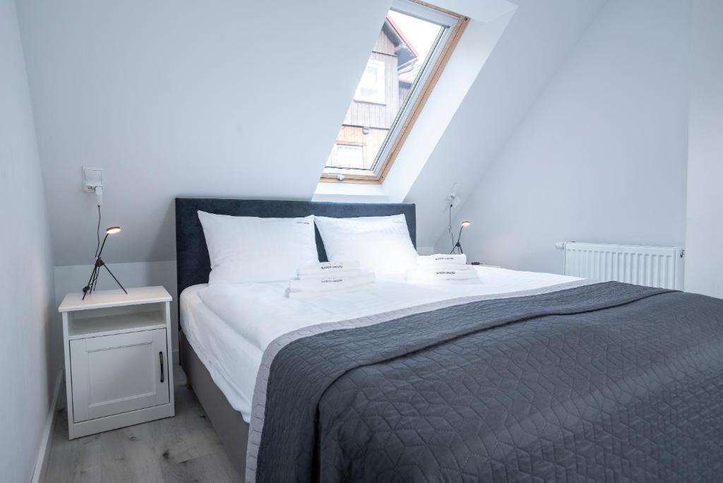 Posteľ alebo postele v izbe v ubytovaní DOMEK SUDECKI ZAKĄTEK - 2 APARTAMENTY 7- os Z GORĄCĄ BALIĄ ZEWNĘTRZNĄ