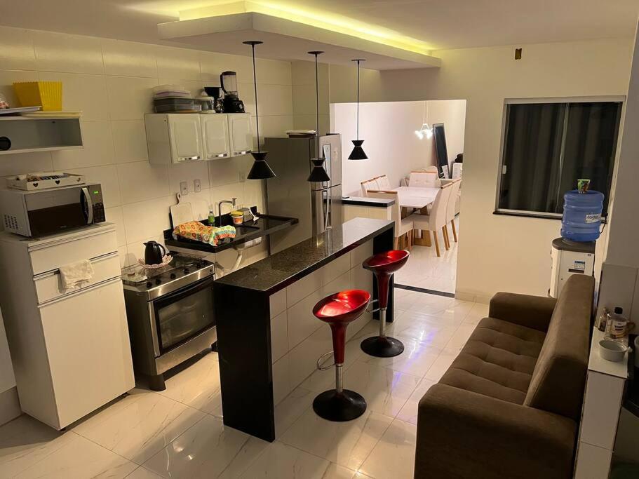 Virtuve vai virtuves zona naktsmītnē Casa aluguel Emissario Arembepe