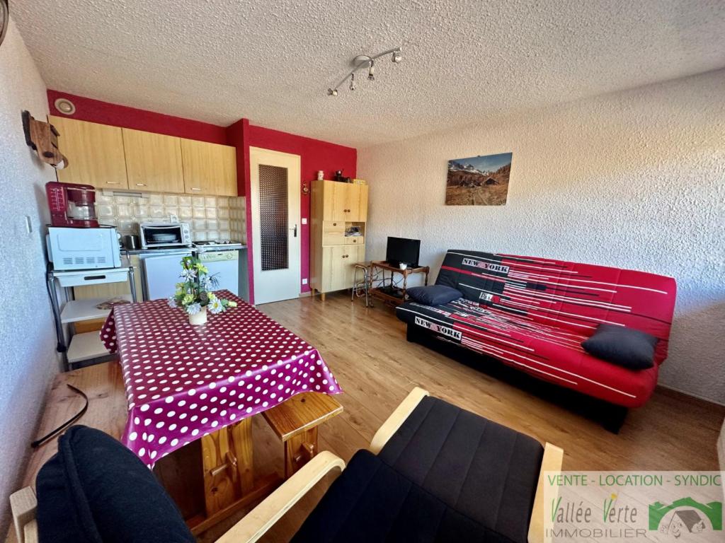 sala de estar con sofá rojo y mesa en Appartement Sous Berthet - 4 pers, en Habère-Poche