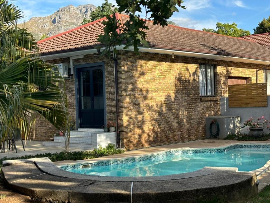 Stellenhaus Guest Cottage - One-Bedroom House