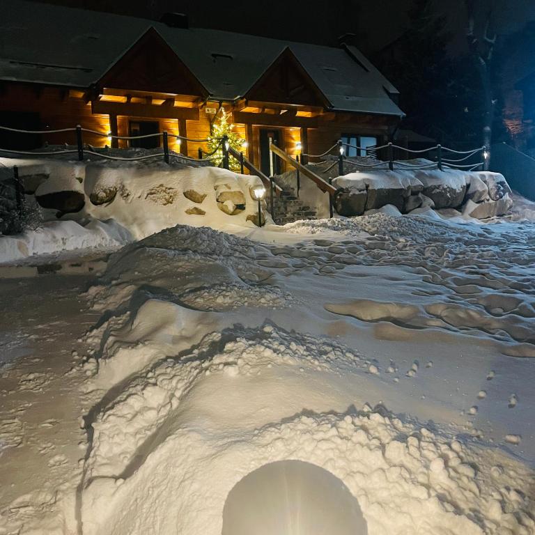 DOMEK SUDECKI ZAKĄTEK - 2 APARTAMENTY 7- os Z GORĄCĄ BALIĄ ZEWNĘTRZNĄ v zime