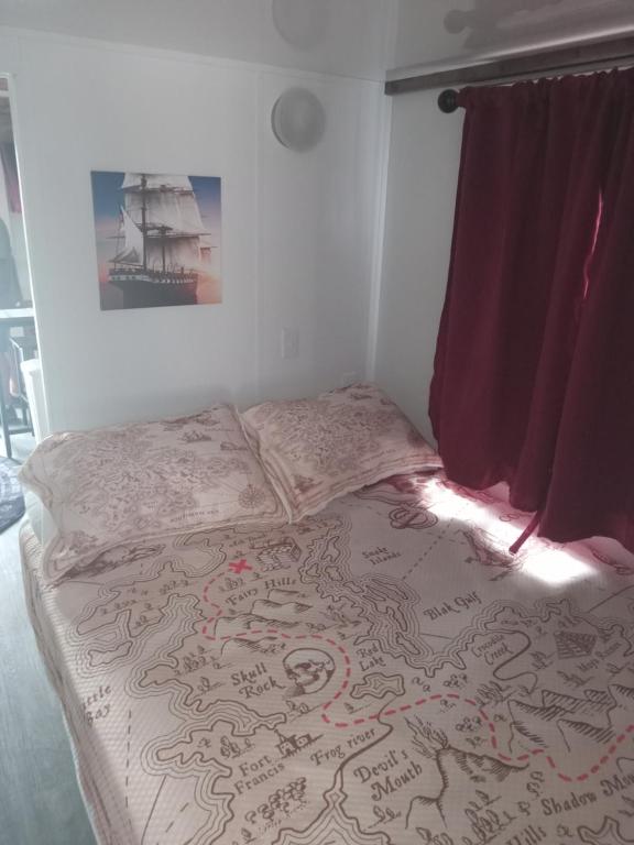 Postel nebo postele na pokoji v ubytování Treasure Harbor