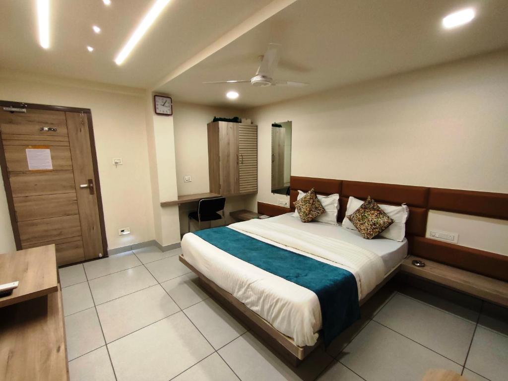 Ένα ή περισσότερα κρεβάτια σε δωμάτιο στο Hotel Kinara