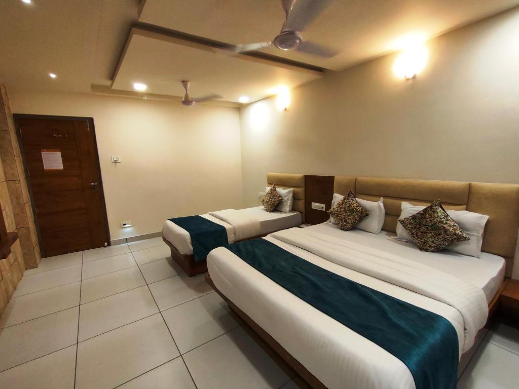 Postel nebo postele na pokoji v ubytování Hotel Kinara