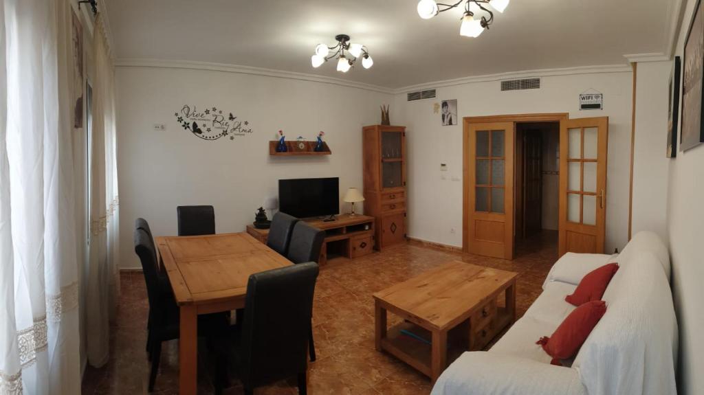 een woonkamer met een tafel en een bank bij La tranquila Manchuela in Alborea