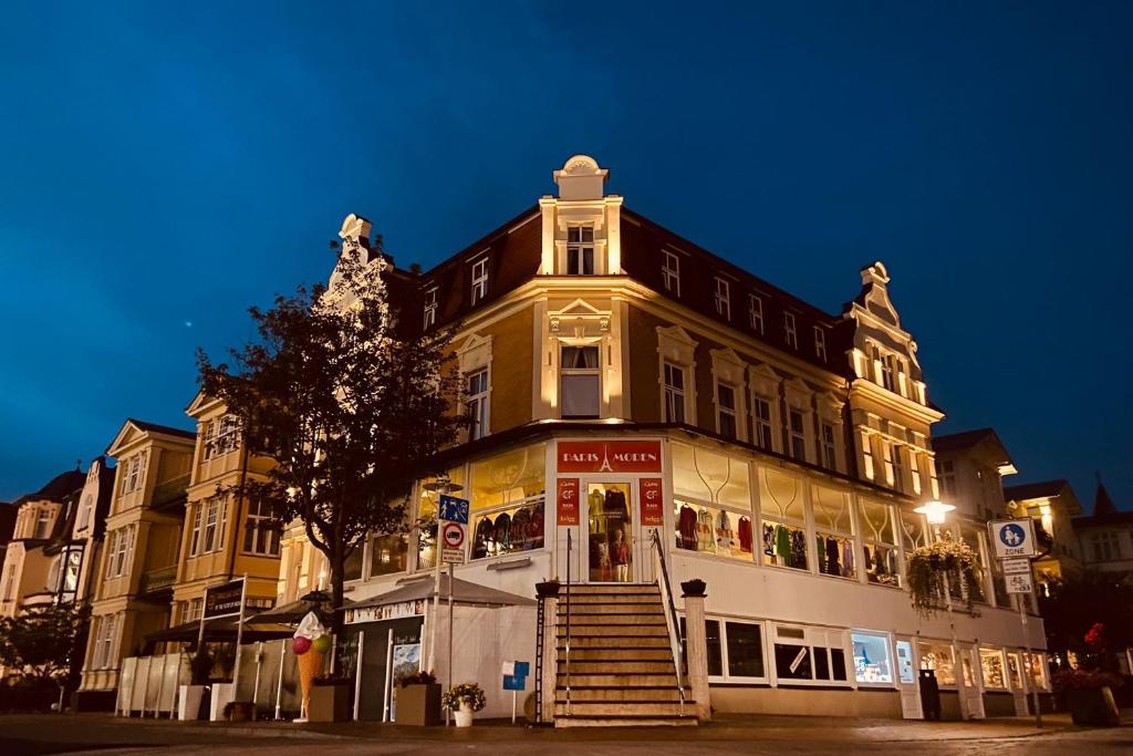 ein großes Gebäude mit einer Treppe davor in der Unterkunft Hotel Meereseck in Bansin